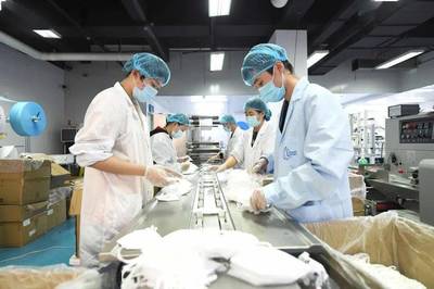 每天100萬只口罩從這里產(chǎn)出！探訪春節(jié)不停工的防護(hù)用品生產(chǎn)一線