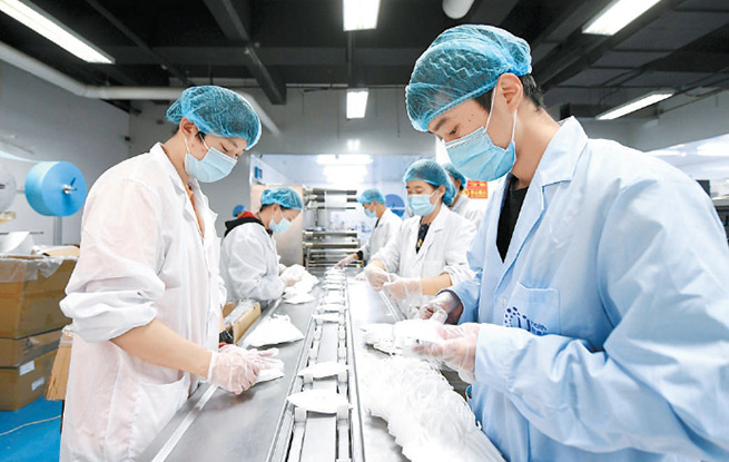 日產(chǎn)百萬口罩的守護 記者探訪醫(yī)療防護用品工廠紀實